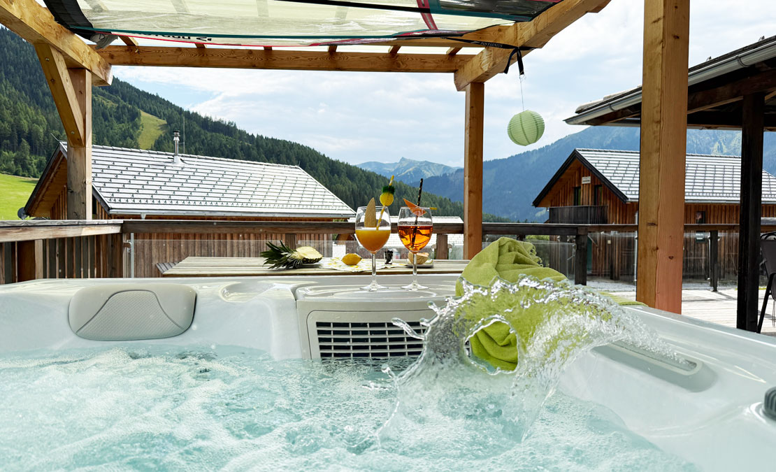 Terrasse mit Jacuzzi und traumhafter Aussicht
